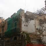 Foto 12. Ma a due passi da questi sgargianti strutture, si trova un �buco� creato da un palazzo quasi completamente demolito e diventato ormai una discarica a cielo aperto 
